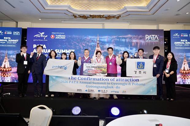경북관광공사가 2026년 아시아태평양관광협회(PATA) 연차총회를 경주·포항 공동 개최를 확정하고 김남일 사장(오른쪽 다섯 번째)을 비롯한 관계자들이 함께 기념촬영을 하고 있다. 사진=경북관광공사 제공