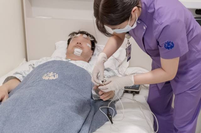 동래봉생병원 수면의학센터에서 수면다원검사를 하기 위해 준비하고 있는 모습. 동래봉생병원 제공