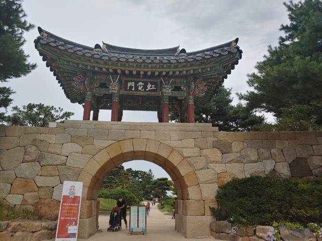 낙산사로 들어가는 홍예문.