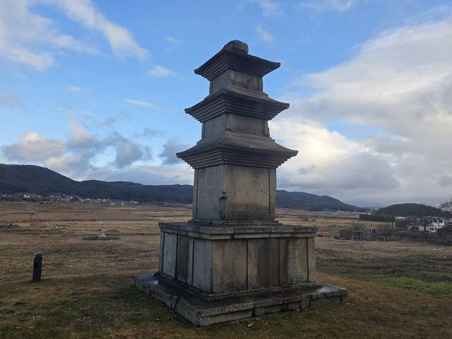 의상대사가 제자들과 사다리도 없이 공중에 떠서 탑돌이를 했다고 전하는 황복사 삼층석탑.
