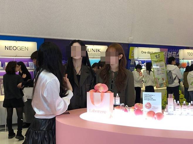 브랜드 부스에서 설명을 듣고 있는 크리에이터들. ⓒ데일리안 남가희 기자