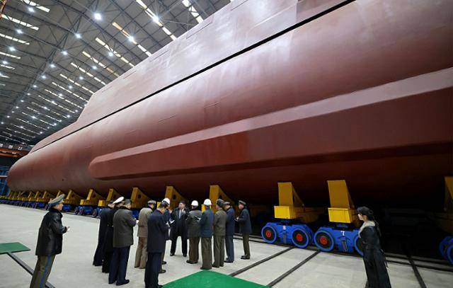 북한이 8,700톤급 핵잠수함을 건조 중이라며 함체 전체의 사진을 25일 처음으로 공개했다. 평양=노동신문 뉴스1