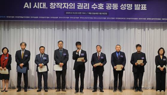 박학기 한국음악저작권협회 부회장이 지난 5월 14일 서울 양천구 목동 방송회관에서 열린 AI 시대, 창작자 권리 수호 공동성명 발표 기자회견에서 성명서를 낭독하고 있다. 연합뉴스