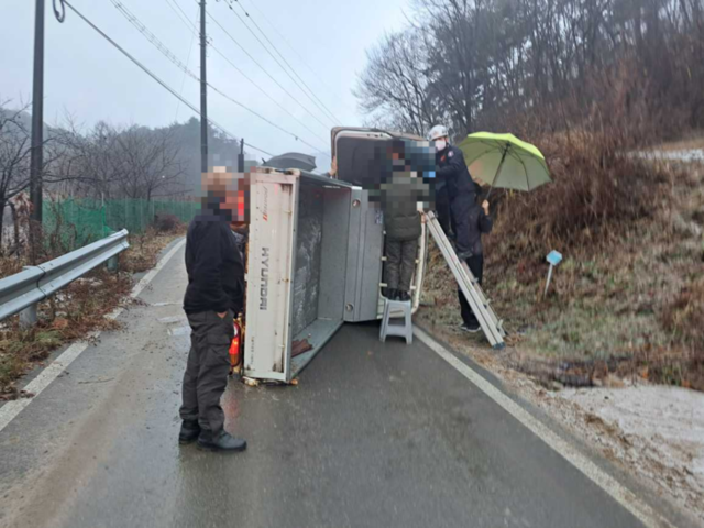 ▲ 29일 오전 8시 52분쯤 횡성군 청일면의 한 도로에서 1t 트럭이 전도돼 3명이 경상을 입고 병원으로 이송됐다. 강원소방본부 제공