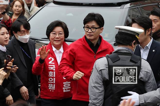 한동훈 국민의힘 비상대책위원장 겸 총괄선거대책위원장이 25일 서울 중구 신당동 떡볶이 타운을 찾아 이혜훈 중구성동구을 국회의원 후보와 함께 시민들에게 인사하기 위해 이동하고 있다. 2023.03.25. 사진=한경 강은구 기자