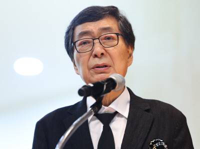 김홍업 김대중평화센터 이사장이 18일 서울 동작구 국립서울현충원 현충관에서 열린 김대중 전 대통령 서거 16주기 추모식에서 유족인사를 하고 있다. 사진공동취재단