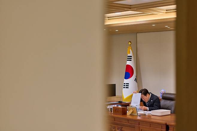 2025년 10월23일 이재명 대통령이 제14차 대통령 주재 수석·보좌관회의에 앞서 자료를 살펴보고 있다.ⓒ대통령실 제공