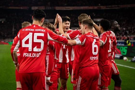 김민재(가운데)가 6일(한국시간) 독일 슈투트가르트의 MHP아레나에서 열린 2025~2026시즌 독일 분데스리가 13라운드 경기에서 해리 케인의 득점을 함께 축하하고 있다. /사진=바이에른 뮌헨 공식 사회관계망서비스(SNS)