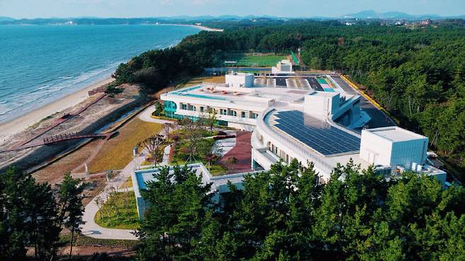 태안군이 올 한해 가로림만 해상교량 건립 가시화와 태안해양치유센터 개관, 태안 방문의 해 성공적 운영 등 다양한 분야에서 획기적인 성과를 거둔 것으로 나타났다. 사진은 해양치유센터 전경. 태안군 제공