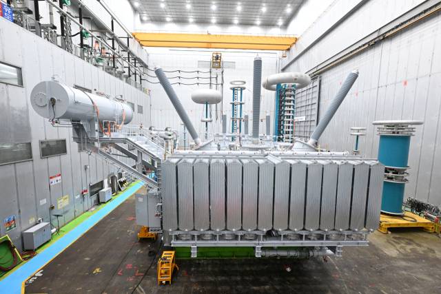 효성중공업 창원3공장에서 제작 중으로 남아프리카공화국에 수출 예정인 초고압변압기./전강용 기자/
