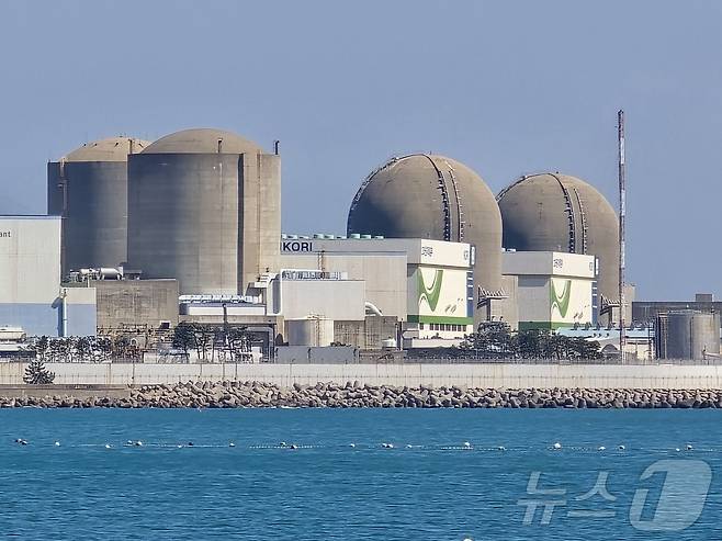 부산 기장 임랑해수욕장에서 바라본 한국수력원자력 고리원자력본부 2024.4.5/뉴스1 ⓒ News1 황덕현 기후환경전문기자