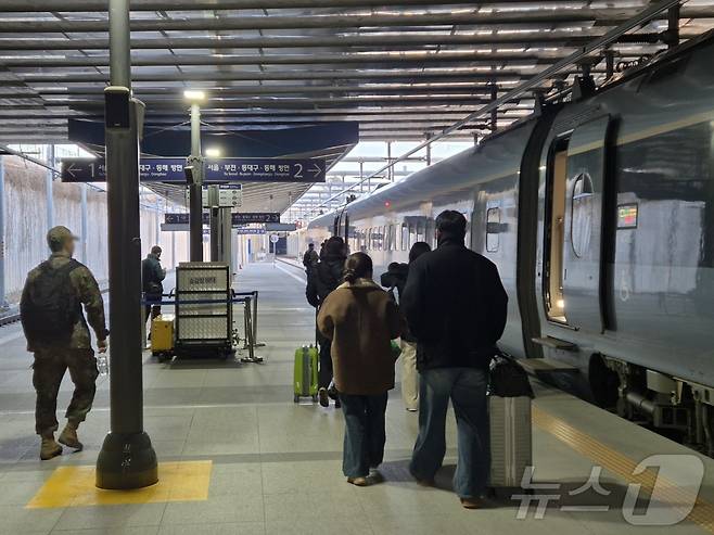30일 오전 동해선 KTX-이음이 첫 운행을 시작한 가운데 강원 강릉역 승강장에서 승객들이 부전행 첫 열차 탑승을 위해 플랫폼으로 향하고 있다.2025.12.30/뉴스1 ⓒ News1 윤왕근 기자