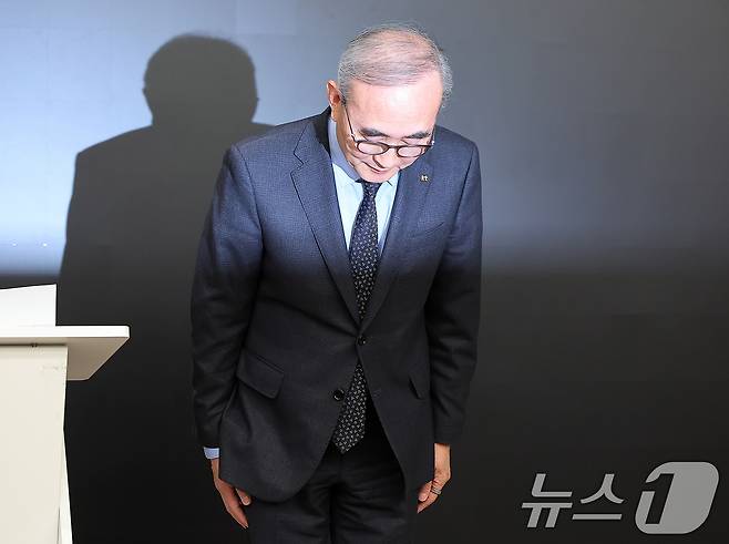 김영섭 KT 대표가 30일 오후 서울 종로구 KT광화문빌딩에서 침해사고와 관련해 사과하고 있다. 2025.12.30/뉴스1 ⓒ News1 김진환 기자