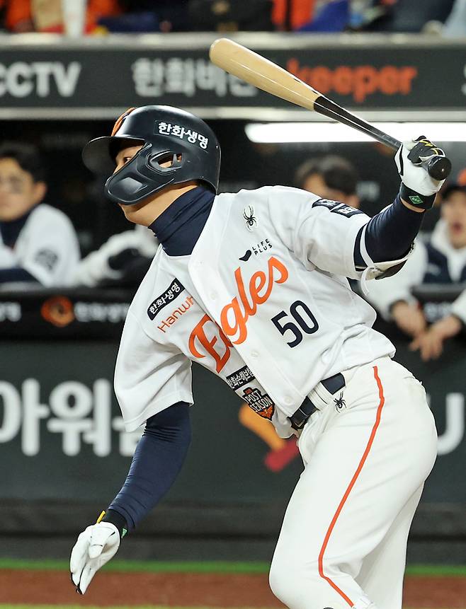 31일 대전한화생명볼파크에서 열린 2025 프로야구 KBO리그 포스트시즌 한국시리즈 5차전 LG 트윈스와 한화 이글스의 경기. 2회말 1사 만루 때 한화 이원석이 내야 땅볼로 동점을 만들고 있다. 사진 | 연합뉴스