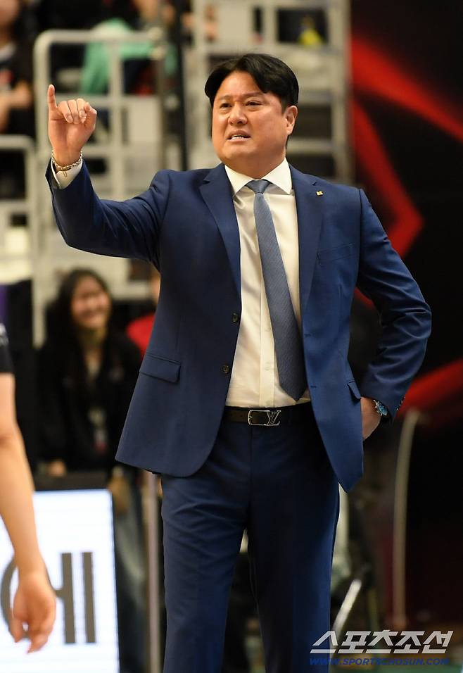 30일 수원 KT소닉붐아레나에서 열린 프로농구 수원 KT와 서울 삼성의 경기. 문경은 감독이 작전 지시를 하고 있다. 수원=박재만 기자 pjm@sportschosun.com/2025.12.30/