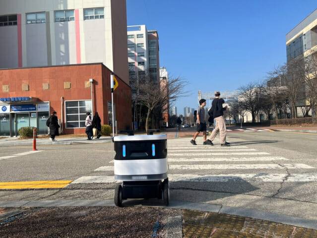 로보티즈 자율주행로봇 '개미'가 인천대 송도캠퍼스에서 땡겨요 배달 플랫폼 주문을 수행하고 있다. (사진=지디넷코리아 신영빈 기자)