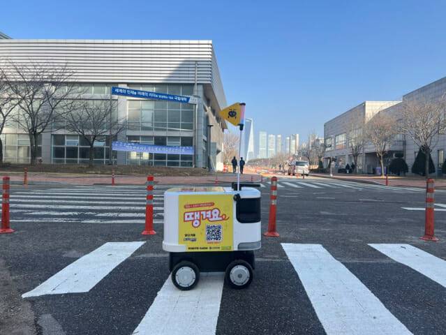 로보티즈 자율주행로봇 '개미'가 인천대 송도캠퍼스에서 땡겨요 배달 플랫폼 주문을 수행하고 있다. (사진=지디넷코리아 신영빈 기자)