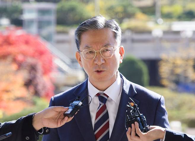 정성호 법무부 장관이 11월 10일 오전 경기 과천시 법무부 청사로 출근길에서 검찰의 '대장동 항소 포기' 결정과 관련해 취재진 질문에 답하고 있다. /뉴시스