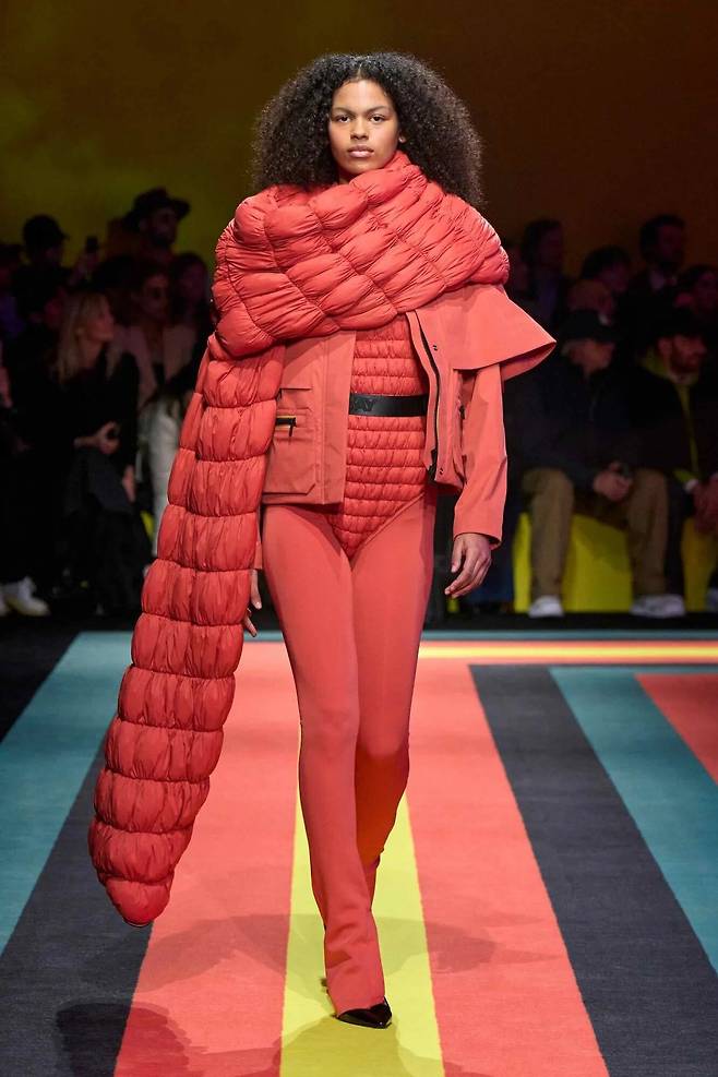 드라마틱한 볼륨의 롱 패딩 머플러를 선보인 2025 가을/겨울 케이웨이(K-Way) 컬렉션. 케이웨이.