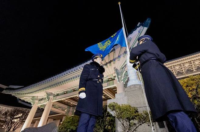 29일 청와대에서 근무자들이 봉황기를 게양하고 있다. 봉황기는 우리나라 국가수반의 상징으로, 대통령의 주 집무실이 있는 곳에 상시 게양된다. ⓒ연합뉴스