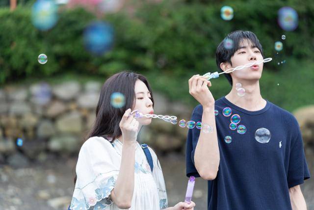 배우 추영우와 신시아가 로맨스 호흡을 맞춘 영화 '오늘 밤, 세계에서 이 사랑이 사라진다 해도'가 24일 개봉했다. 바이포엠스튜디오 제공