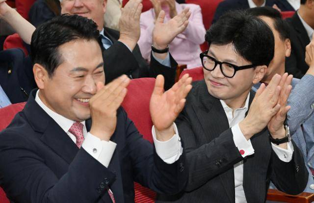 한동훈(오른쪽) 국민의힘 대표가 지난해 8월 21일 국회 의원회관에서 열린 장동혁 의원실 주최 ‘형법 제98조 개정 입법토론회 - 간첩죄 처벌 강화’ 토론회에서 박수를 치고 있다. 고영권 기자
