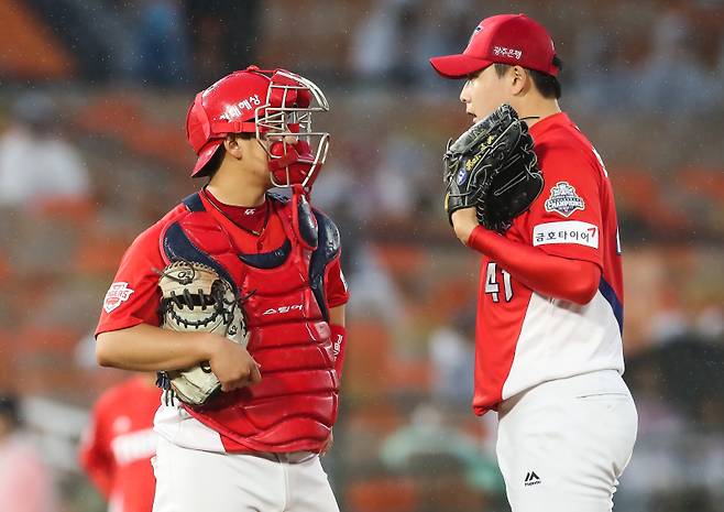 KIA 시절 당시 한승택-한승혁. 사진=KIA 타이거즈