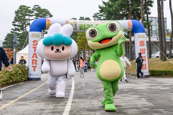 10월 광교호수공원에서 1인가구 쏘옥 페스타가 열린 가운데 수원시 캐릭터인 수원이(수원청개구리)가 걷기대회에 참여하고 있다. 수원시 제공