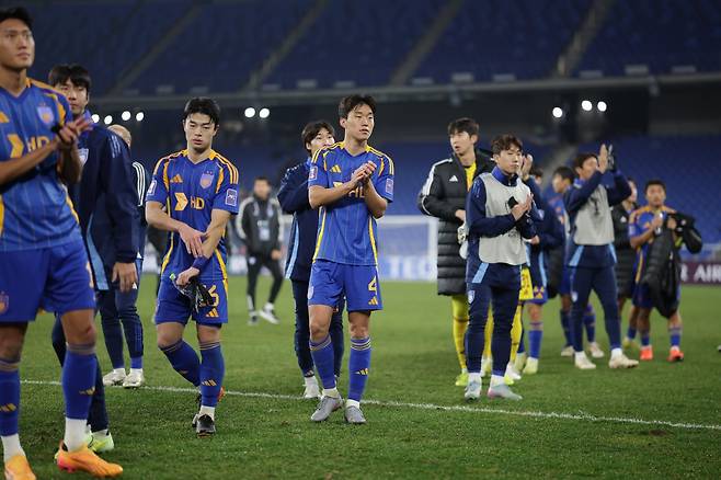 2025시즌 K리그 구단 중 가장 많은 연봉을 지출한 팀은 울산 HD다. 선수단 연봉 지급에 206억 4858만 4천 원을 썼다. 10월 부리람과 ACLE 홈경기를 마친 뒤 관중에게 인사하는 울산 선수들. 사진제공|한국프로축구연맹