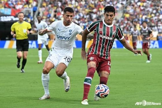 주앙 칸셀루(왼쪽)와 하비에르가 지난 7월 5일(한국시간) 미국 플로리다주 올랜도의 캠핑 월드 스타디움에서 열린 2025 국제축구연맹(FIFA) 클럽월드컵 8강 경기 중 몸 싸움을 펼치고 있다. /AFPBBNews=뉴스1