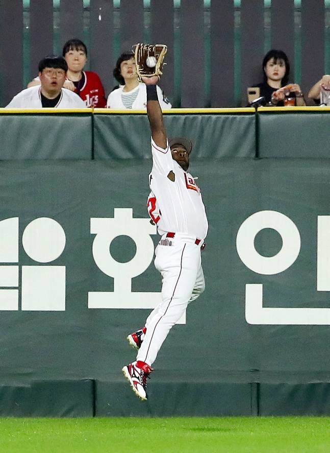외야로 향하는 타구를 낚아채는 에레디아. /사진=SSG 랜더스 제공