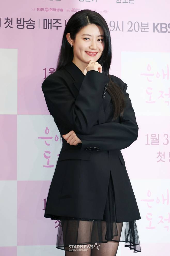 배우 남지현이 30일 오후 서울 마포구 상암동 스탠포드호텔에서 진행된 KBS 2TV 토일드라마 '은애하는 도적님아' 제작발표회에 참석해 포즈를 취하고 있다. 어쩌다 천하제일 도적이 된 여인과 그녀를 쫓던 조선의 대군, 두 남녀의 영혼이 바뀌면서 서로를 구원하고 종국엔 백성을 지켜내는 위험하고 위대한 로맨스 '은애하는 도적님아'는 2026년 1월 3일 첫 방송된다. /2025.12.30 /사진=이동훈 photoguy@