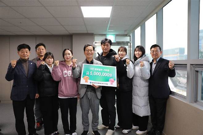 대전시체육회 소속 여자 카누팀이 29일 대전 체육 발전 기금 500만 원을 체육회에 기탁하고 있다.(사진=대전시체육회 제공)