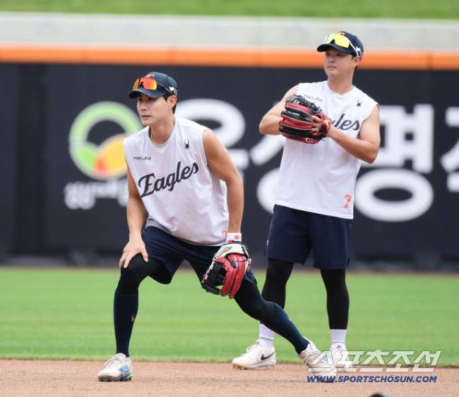 12일 대전 한화생명 볼파크에서 열린 한화 이글스와 롯데 자이언츠의 경기. 내야 수비 훈련을 함께 하고 있는 심우준, 이도윤. 대전=송정헌 기자songs@sportschosun.com/2025.08.12/