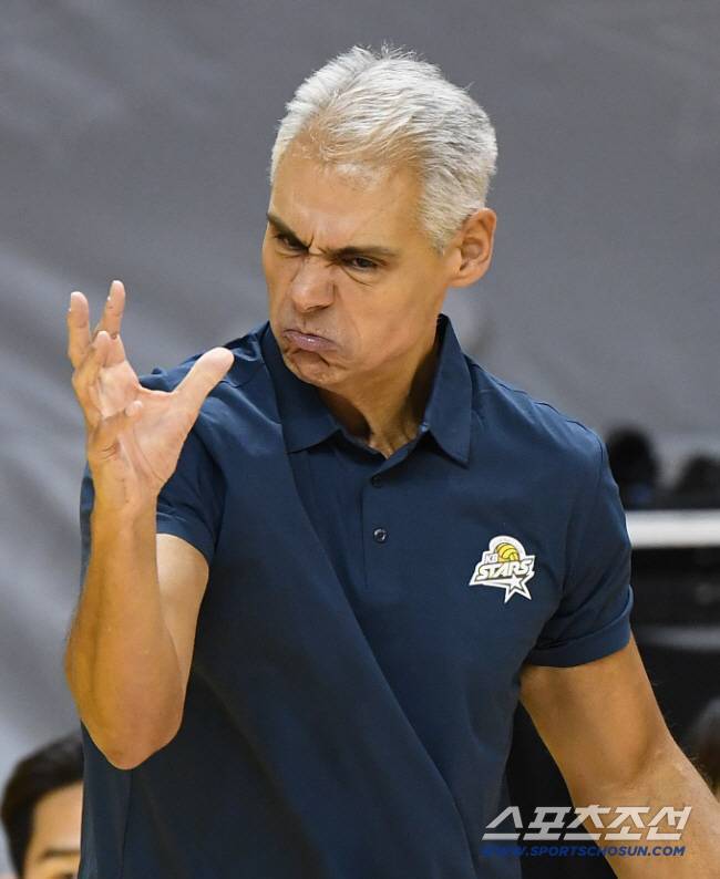 지난 시즌 후반기의 카르발류 전 감독. 스포츠조선DB