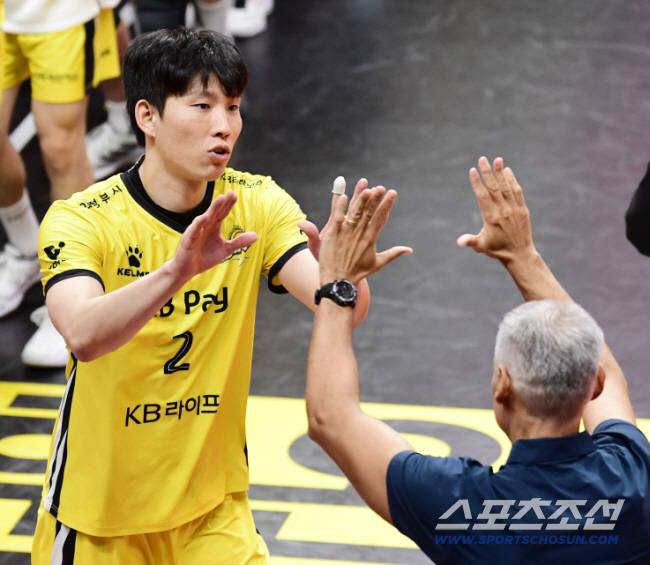 지난 시즌 하이파이브를 나누며 환호하는 황택의와 카르발류 감독. 스포츠조선DB