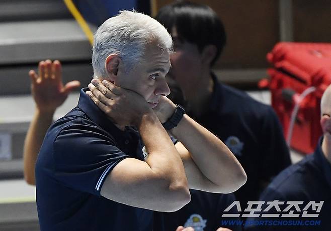 25일 인천 계양체육관에서 열린 V리그 대한항공-KB손해보험전. KB손해보험 레오나르도 카르발류 감독이 경기를 지켜보고 있다. 인천=정재근 기자 cjg@sportschosun.com/2025.11.25/