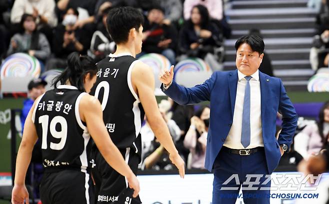 30일 수원 KT소닉붐아레나에서 열린 프로농구 수원 KT와 서울 삼성의 경기. KT 문경은 감독이 선수들을 반기고 있다. 수원=박재만 기자 pjm@sportschosun.com/2025.12.30/
