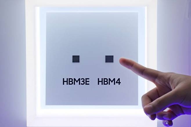 삼성전자 6세대 고대역폭 메모리인 HBM4와 HBM3E 실물이 전시돼있다. 연합뉴스