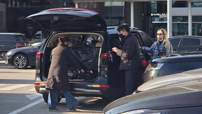 30일 오후 3시 인천공항 제1여객터미널 주차장에서 본지 기자가 차량에 짐을 싣고 있다. 해당 차량은 본지가 중국 플랫폼 ‘타오바오’를 통해 부른 불법 렌터카다. 운전기사는 중국어와 한국어 소통이 가능하다. 한국을 찾는 중국인 단체관광객이 최근 급증하면서 이들을 겨냥한 불법 영업도 확산하는 모양새다./김도균 기자