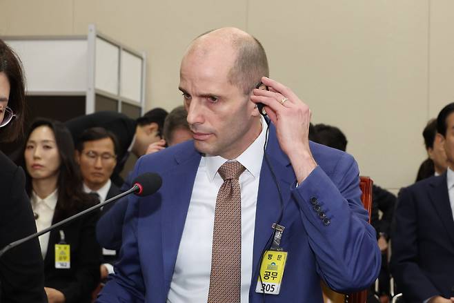 해롤드 로저스 쿠팡 임시 대표이사가 31일 서울 여의도 국회 과학기술정보방송통신위원회에서 열린 쿠팡 침해사고 관련 연석 청문회에서 동시통역기를 착용하고 있다. /연합뉴스