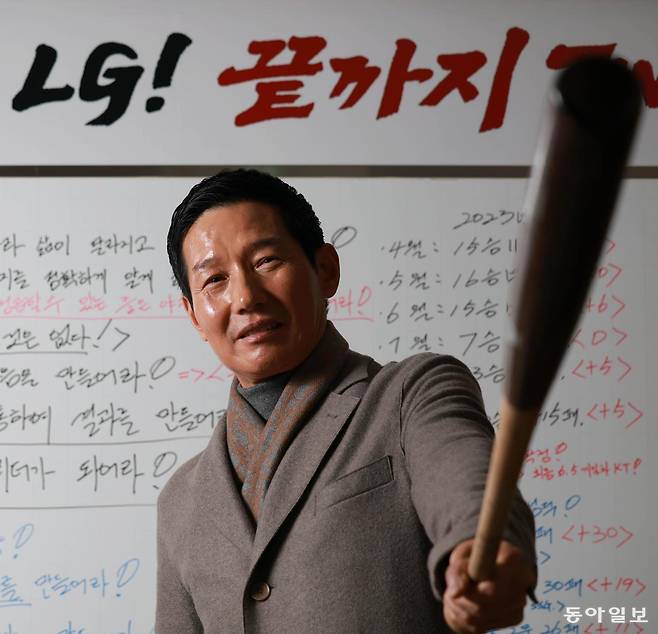 ‘메모광’ 염경엽 프로야구 LG 감독의 사무실 화이트보드에는 3년 전 처음 부임했을 때 적어둔 메모가 그대로 있다. 벤치로 밀려난 뒤 ‘지도자로는 1등을 하겠다’며 시작한 메모는 그의 인생에서 가장 큰 자산이 됐다. 프로야구 역대 감독 중 가장 야구를 못하는 선수 중 하나였던 그는 LG 감독으로 한국시리즈 우승 트로피를 2차례 들어 올리며 역대 감독 최고 몸값(3년 30억 원)의 주인공이 됐다.
전영한 기자 scoopjyh@donga.com