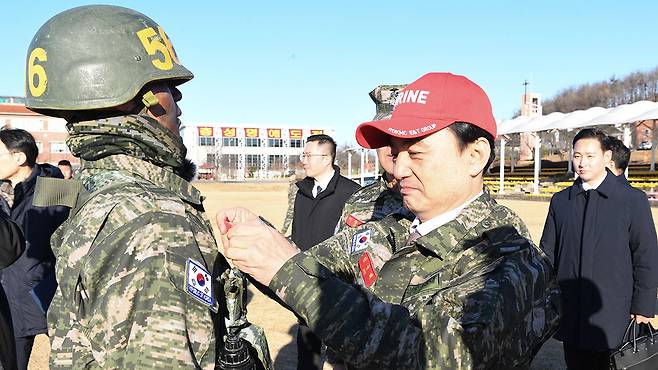 빨간 명찰 친수하는 안규백 장관