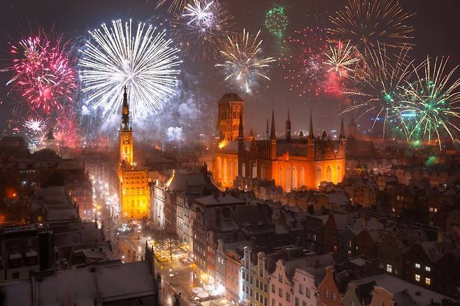 폴란드 그단스크에서 예배당을 배경으로 새해 불꽃놀이가 펼쳐지는 모습. 게티이미지뱅크