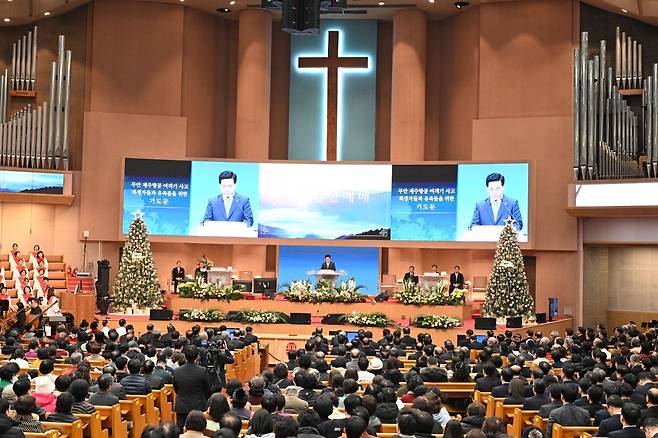 이영훈 여의도순복음교회 목사가 지난해 12월 31일 서울 여의도 성전에서 진행된 송구영신 예배에서 설교하고 있다. 국민일보DB