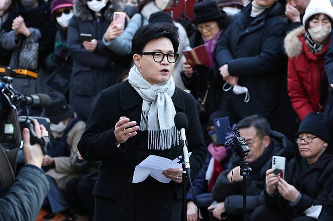 한동훈 국민의힘 전 대표가 3일 서울 여의도 국회도서관 앞 쪽문에서 12ㆍ3 비상계엄 1주년 관련 기자회견을 하고 있다. 2025.12.3 / 사진=연합뉴스