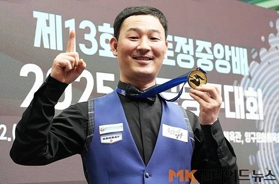 올해부터 종합당구대회 우승상금이 4배로 인상돼 부문별 우승자는 800만~2000만원의 상금을 받았다. 지난 3월 국토정중앙배 남자3쿠션에서 우승한 최완영은 제1호 상금 2000만원 수상자다. (사진=MK빌리어드뉴스 DB)