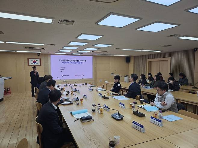 경북 문경시는 지난 29일 행정안전부가 주관한 민원공무원 컨설팅에서 '토지분할 허가 사전 검토 제도'를 우수사례로 발표하고 있다. ⓒ문경시 제공