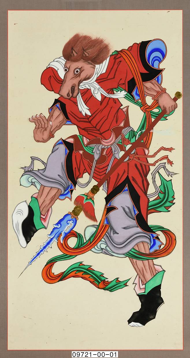십이지신도-오신 인달라대장( 十二支神圖 - 午神 因達羅大將). 왼쪽 아래를 노려보면서 왼손에 창을 들고 오른발을 쳐든 자세를 취하고 있는 말의 모습. 왼쪽 허리에 흰색 호리병을 차고 있다. 사진=국립민속박물관
