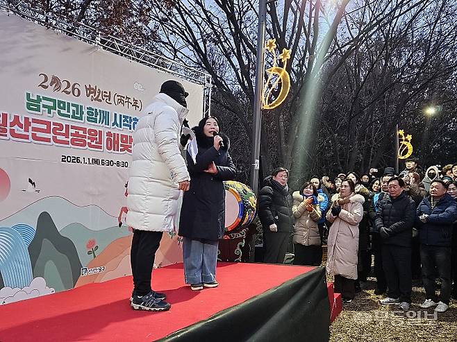 2026년 병오년(丙午年) 첫날인 1일 오전 7시께 광주 남구 월산근린공원 정상에서 해맞이 행사가 열린 가운데, 한 결혼이주여성이 무대에 올라 새해 소망을 말하고 있다. 강주비 기자
